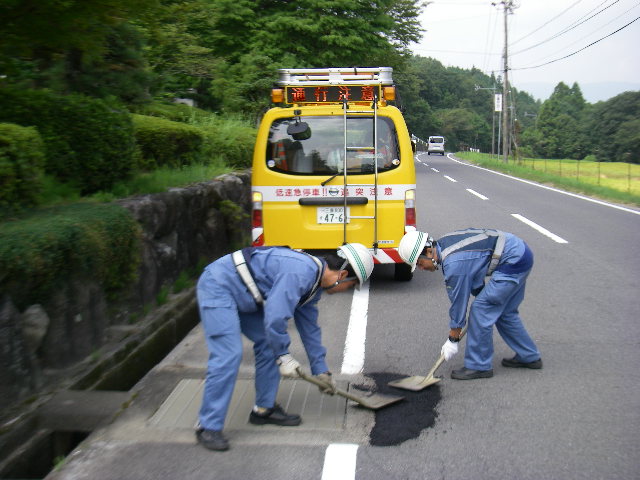 [道路パトロールによる路面の修繕の画像]