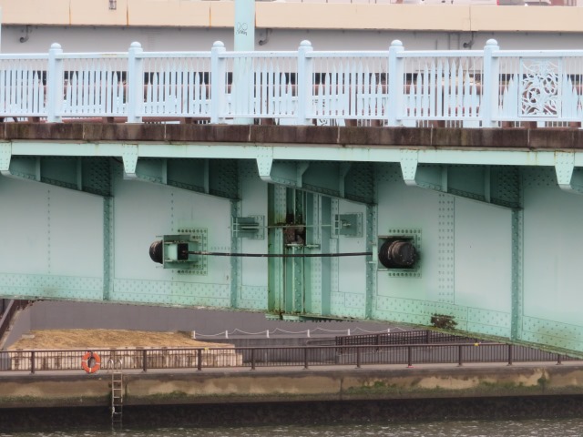 言問橋のゲルバー部の写真