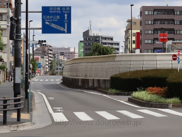 旧早稲田通りとの交差点の写真