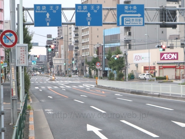 赤羽岩淵駅交差点の写真