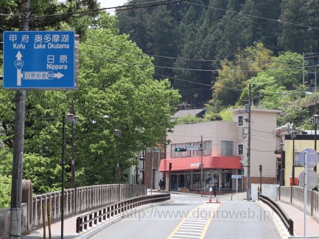 日原街道入口交差点の写真