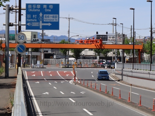 箱根ヶ崎駅西口交差点の写真
