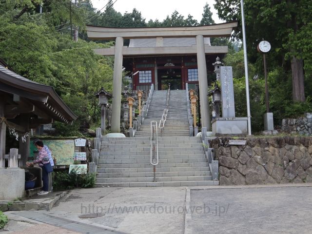 神代のケヤキ説明〜武蔵御嶽神社の写真