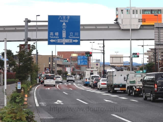 日野万願寺駅前交差点の写真