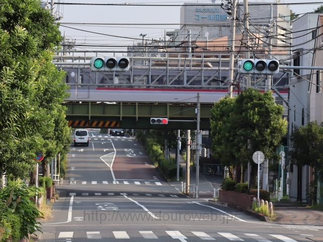 西武新宿線の跨道橋の写真