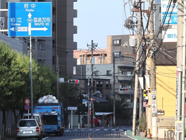 国領駅入口交差点の写真