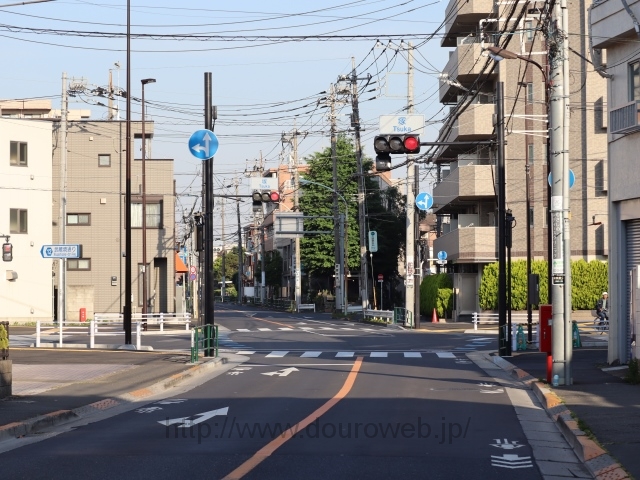 三鷹市塚交差点の写真